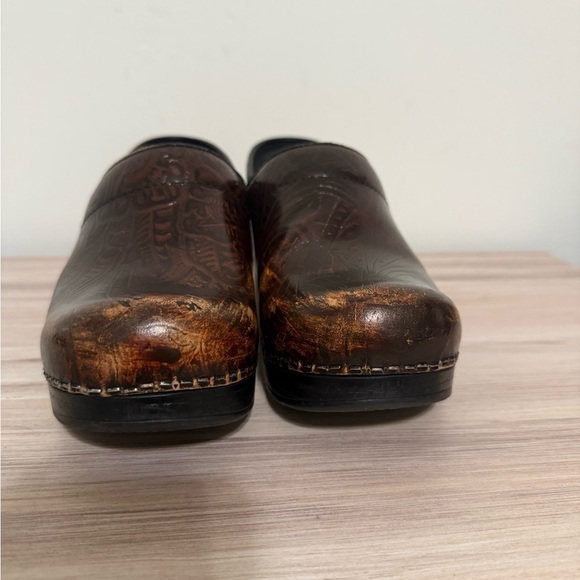 Dansko Professional Women's Clogs Brown Leather Tooled Embossed Stapled Size 38 - Picture 3 of 10